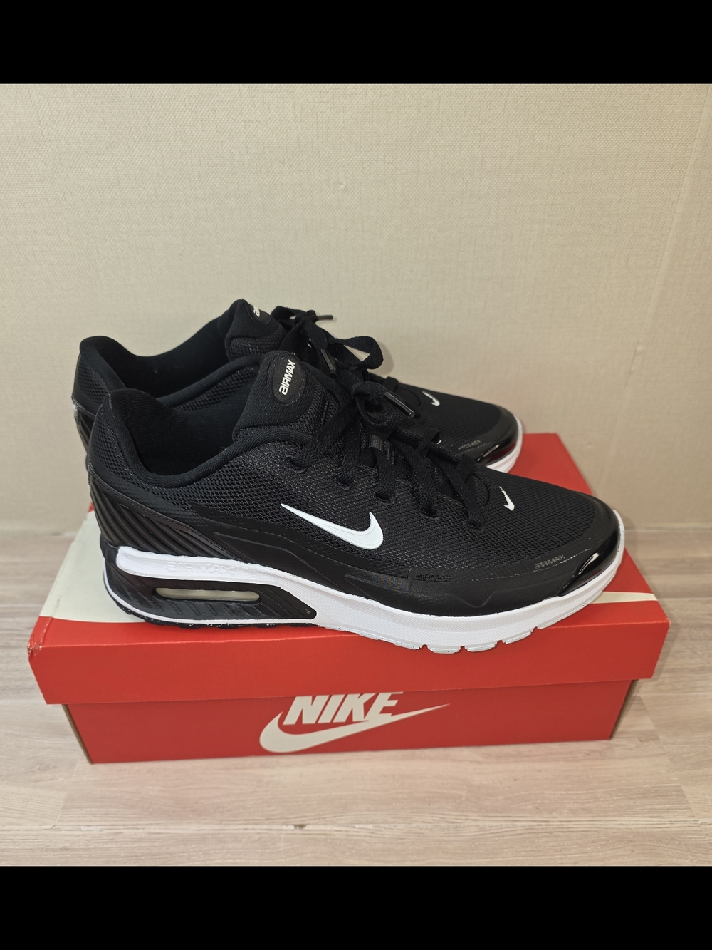 Woman's 9.5 Nike AIR Max BIA Black/White Air Cushion Sneakers-New